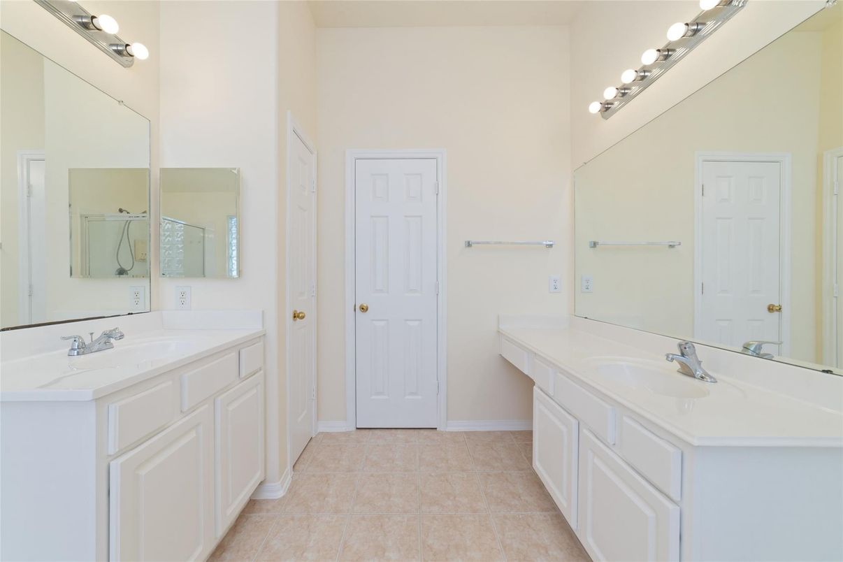 Bathroom, Dual Sink Vanities, Interior