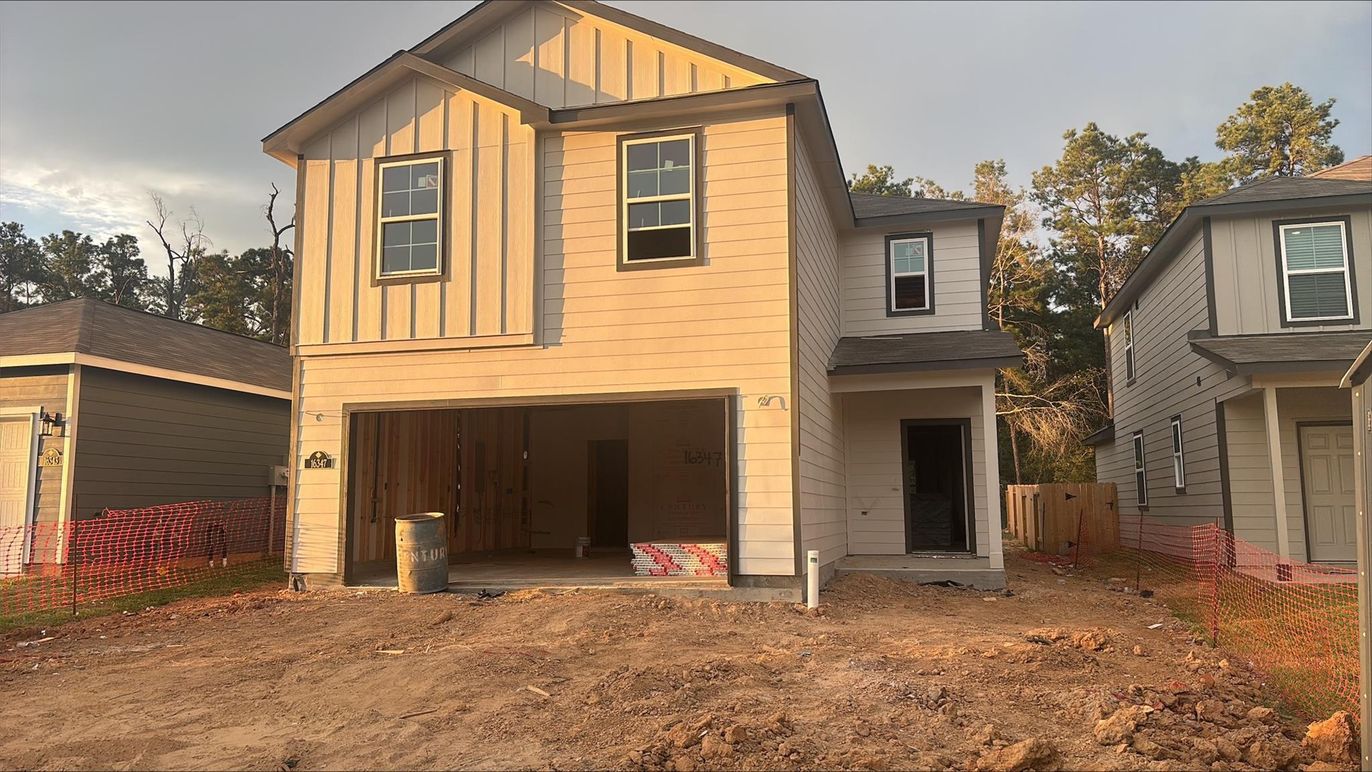 Attached, Exterior, Facade, Farmhouse