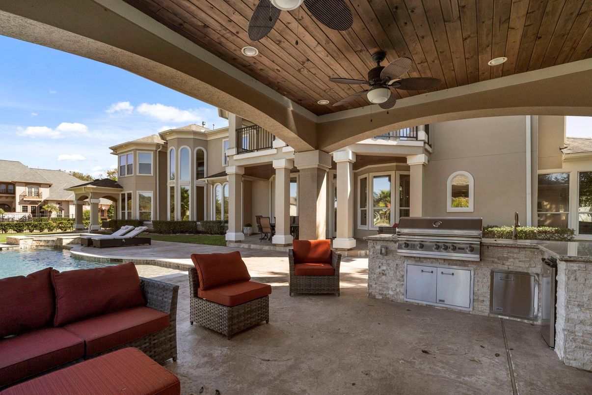 Exterior, Outdoor Kitchen, Pool