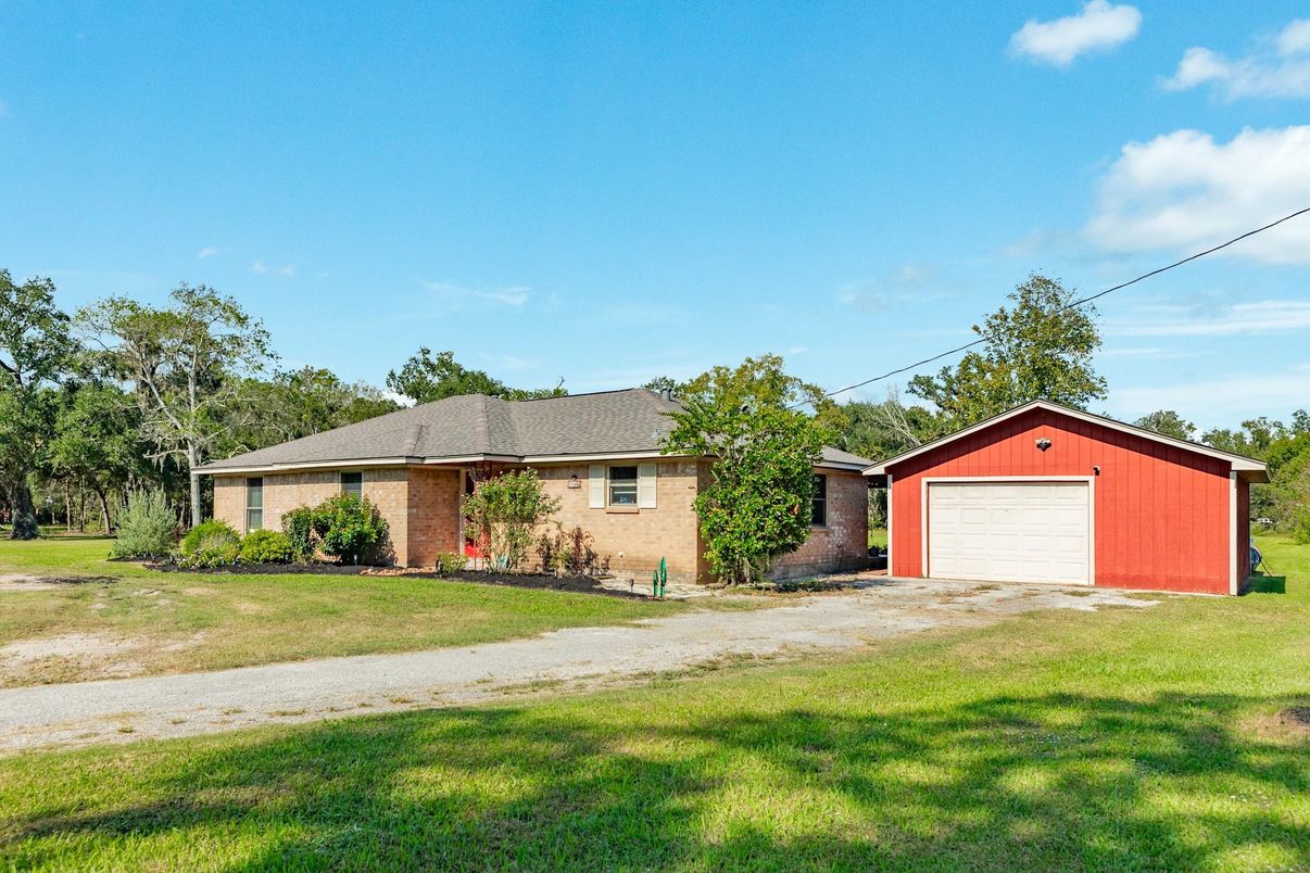 Backyard, Detached Garage, Exterior, Facade, Brick Facade, Ranch