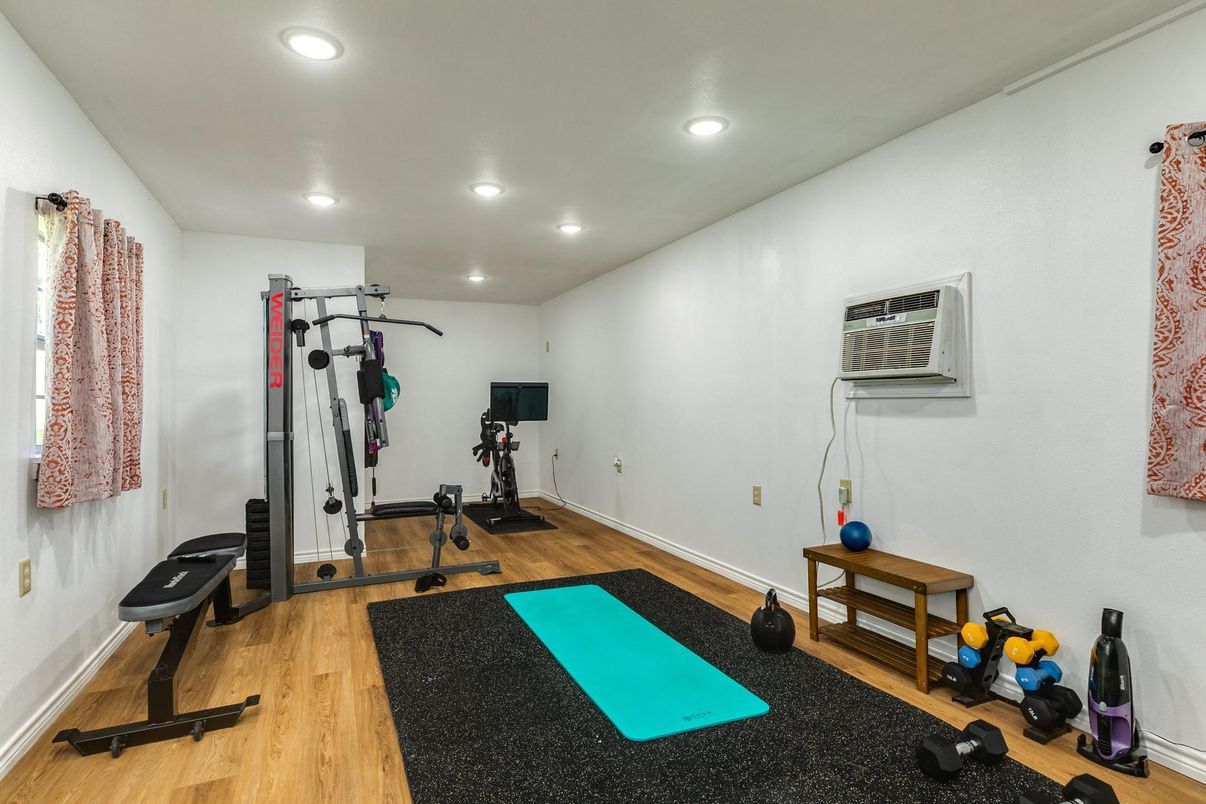 Fitness Equipment, Interior, Recessed Lighting, Wood Texture Flooring