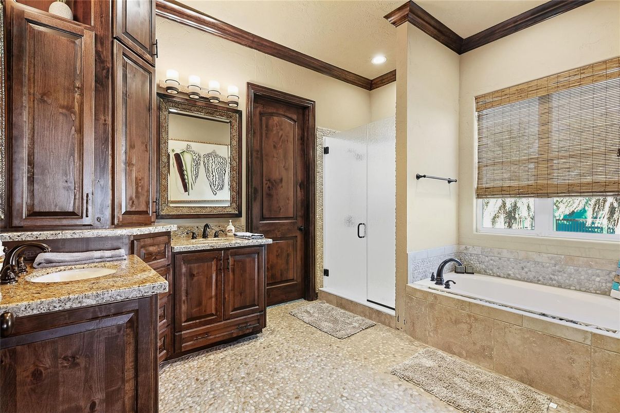 Bathroom, Dual Sink Vanities, Interior, Recessed Lighting