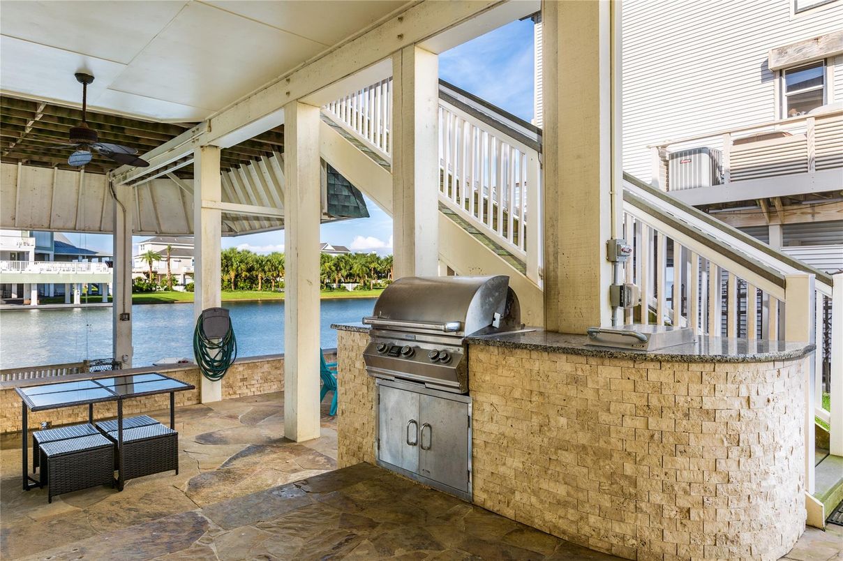 Exterior, Outdoor Kitchen, Water