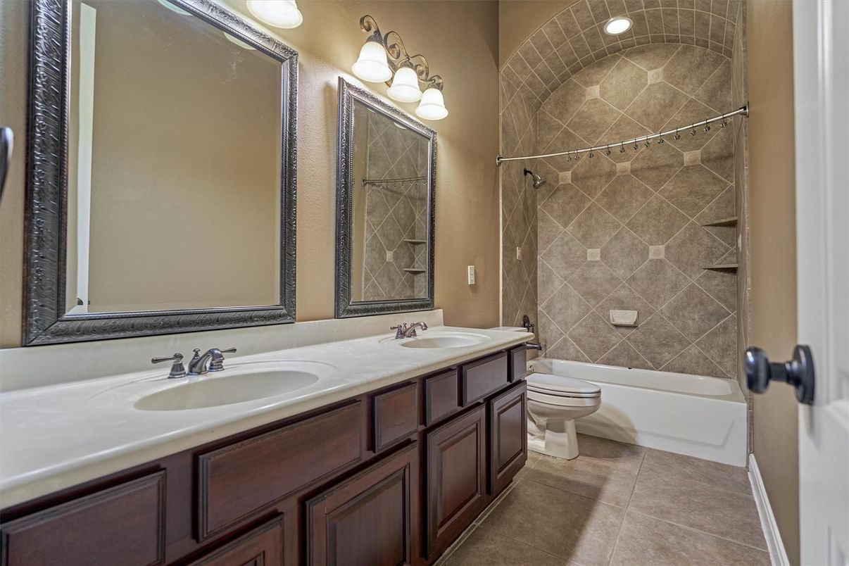 Bathroom, Dual Sink Vanities, Interior, Recessed Lighting