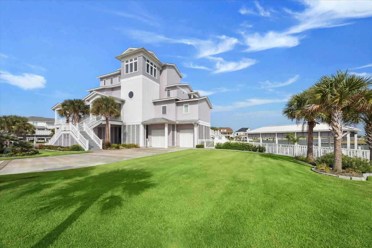 Attached, Backyard, Exterior, Facade, Queen Anne Victorian