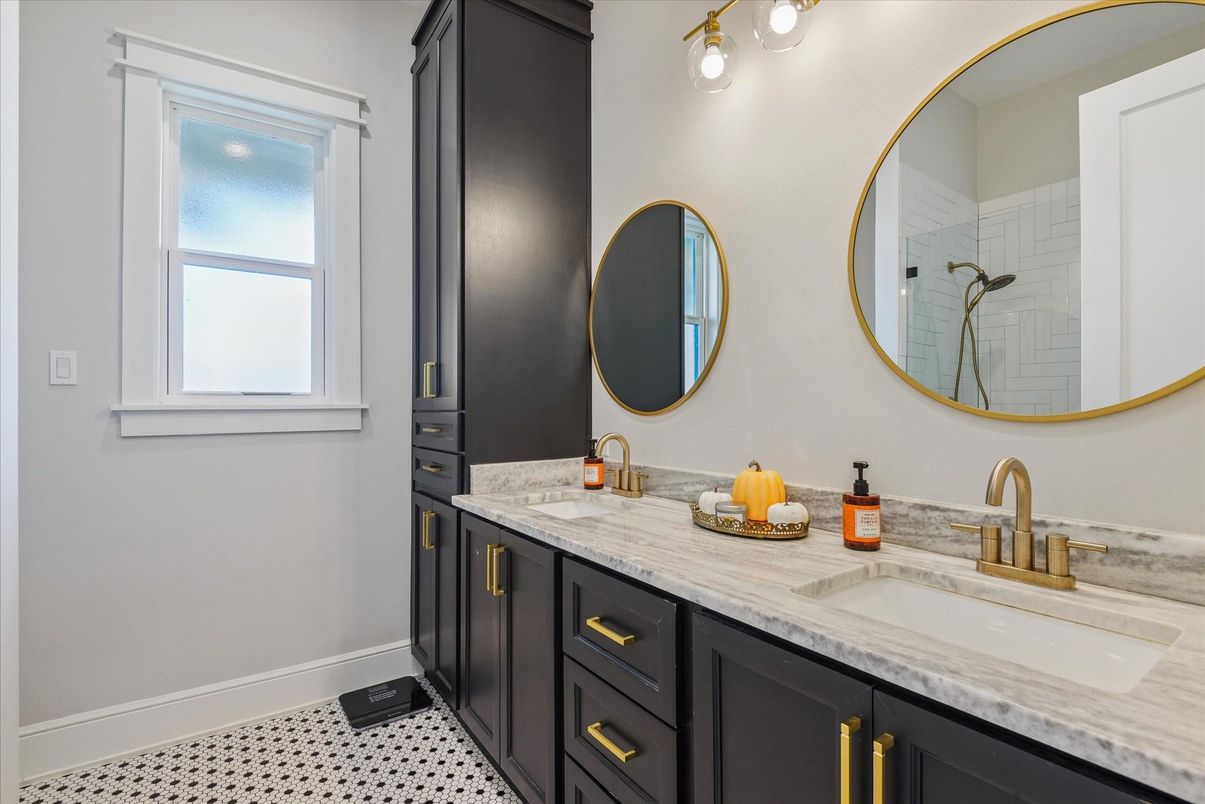 Bathroom, Dual Sink Vanities, Interior
