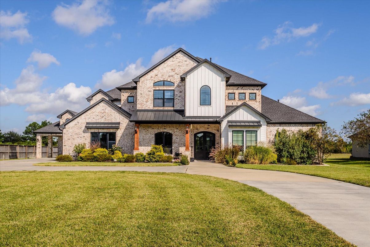 Backyard, Exterior, Facade, Brick Facade, Brick Traditional