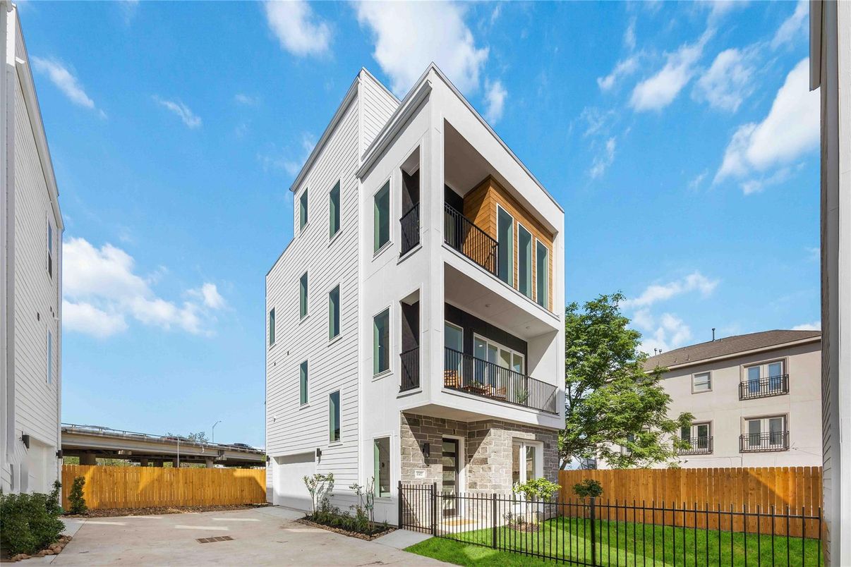 Exterior, Facade, Rowhouse