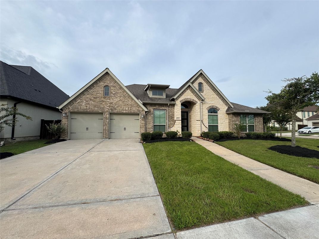 Attached, Exterior, Facade, Brick Traditional