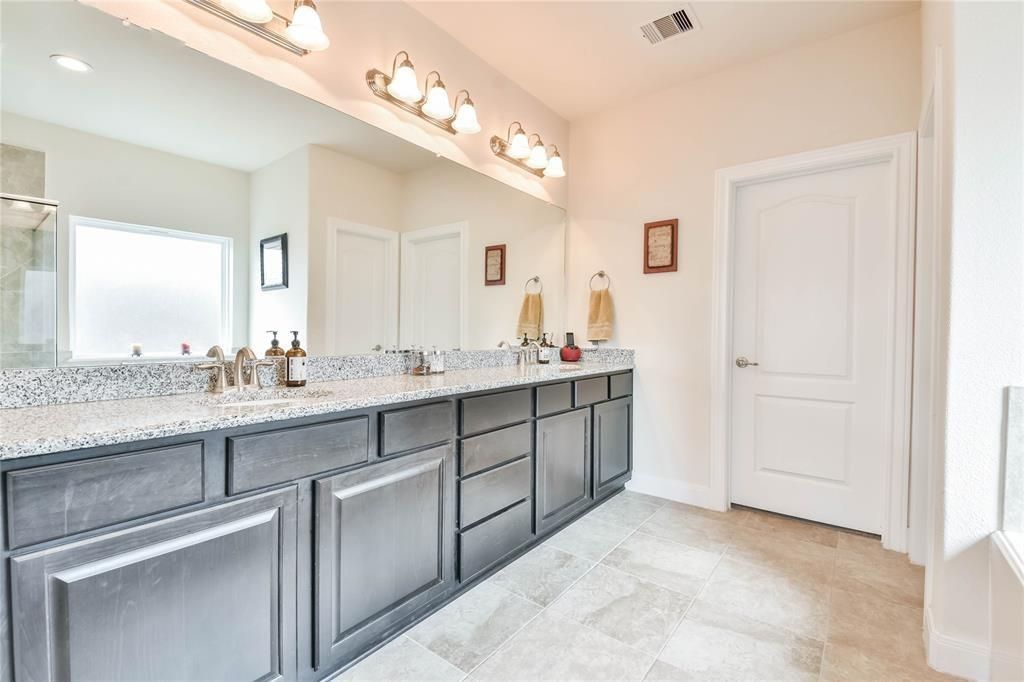 Bathroom, Dual Sink Vanities, Interior, Recessed Lighting