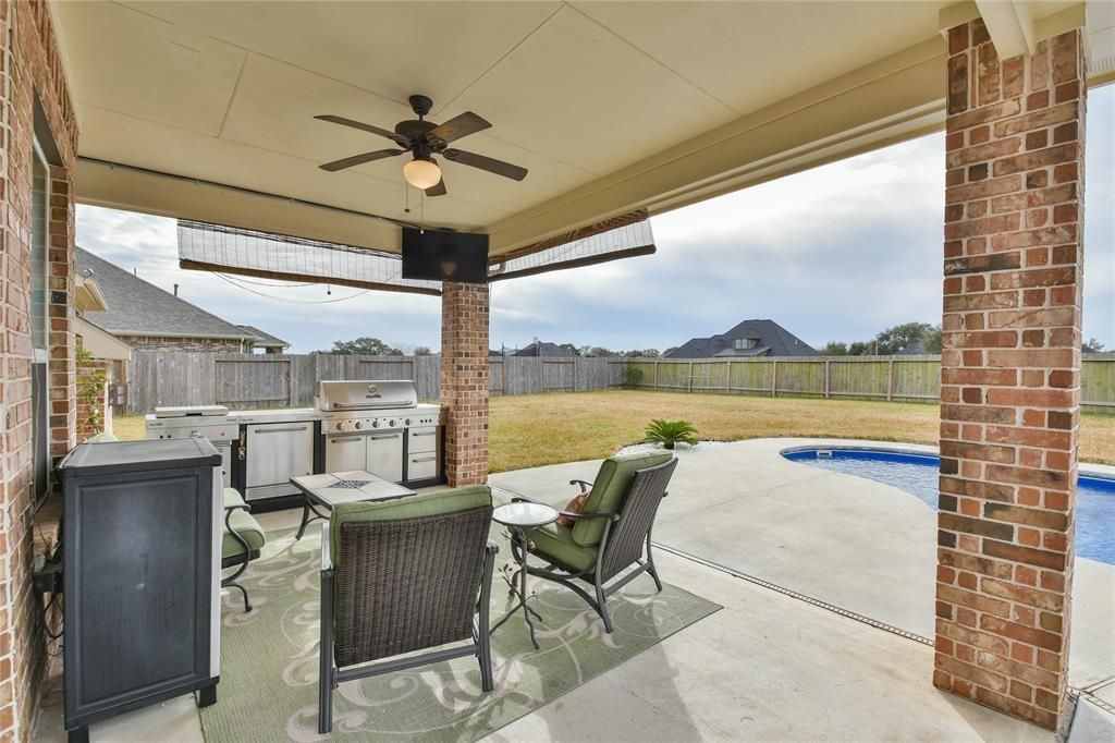 Exterior, Outdoor Kitchen, Pool