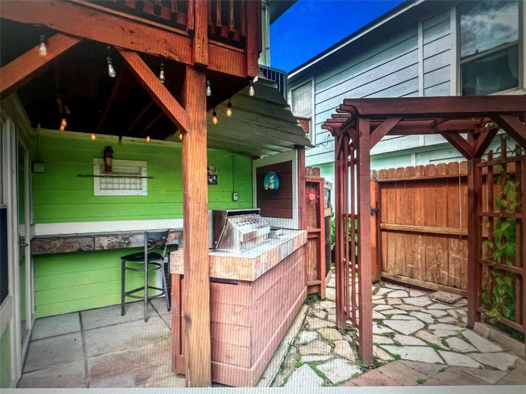 Exterior, Outdoor Kitchen