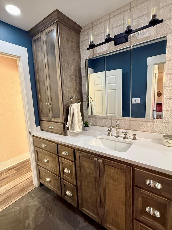 Bathroom, Dual Sink Vanities, Interior, Recessed Lighting
