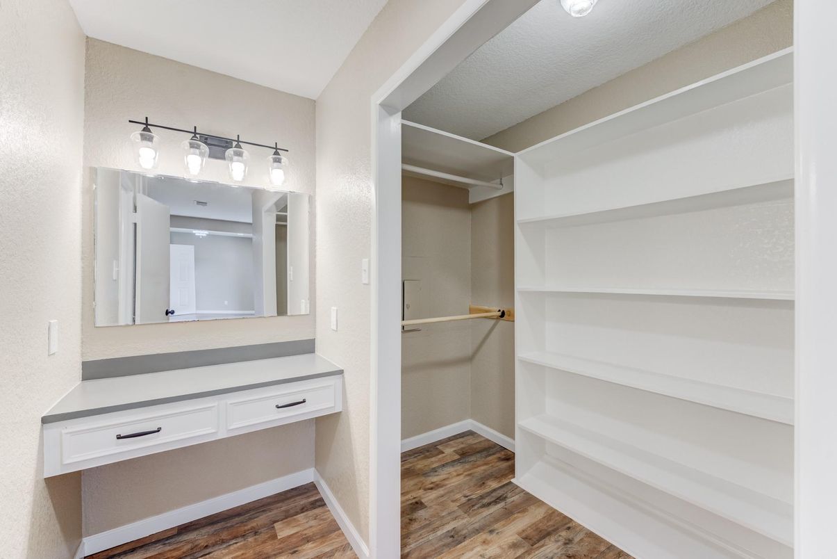 Interior, Walk-in Closets, Wood Texture Flooring