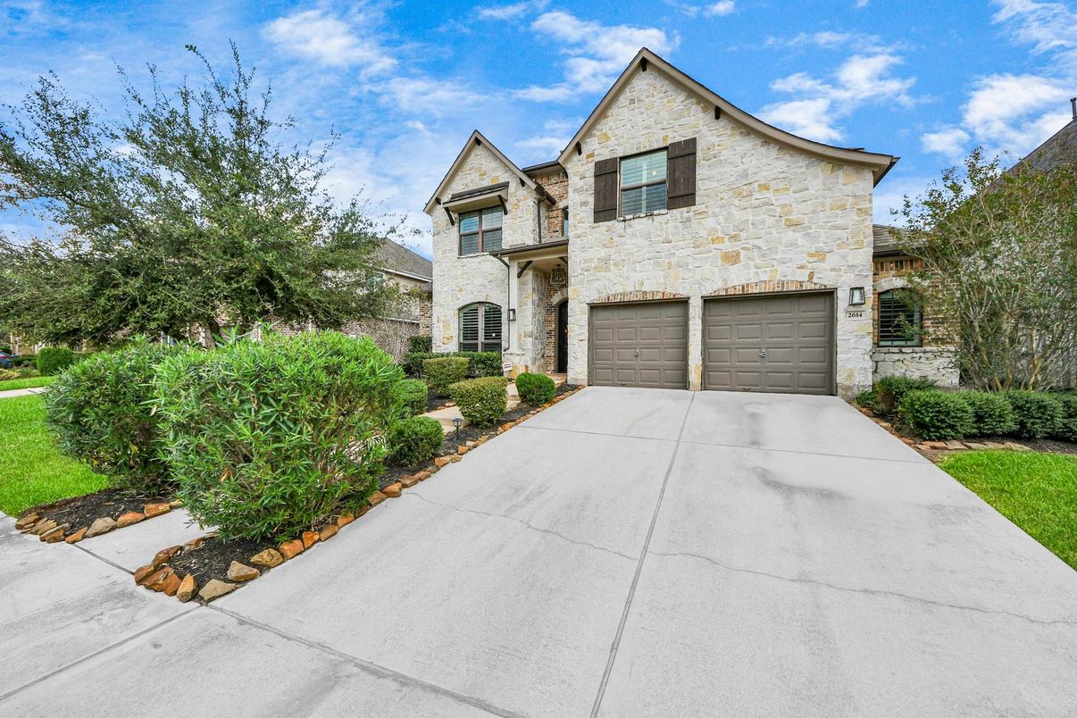 Attached, Exterior, Facade, Brick Traditional