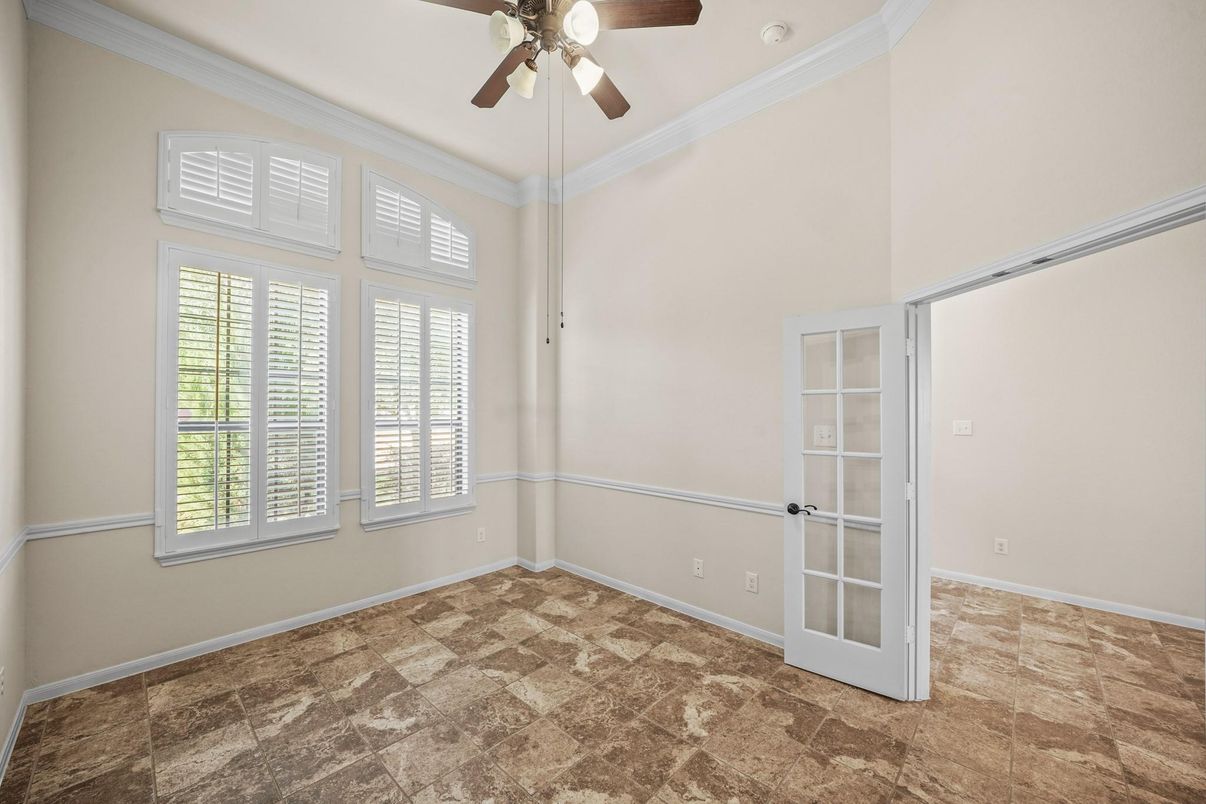 Empty room, Interior