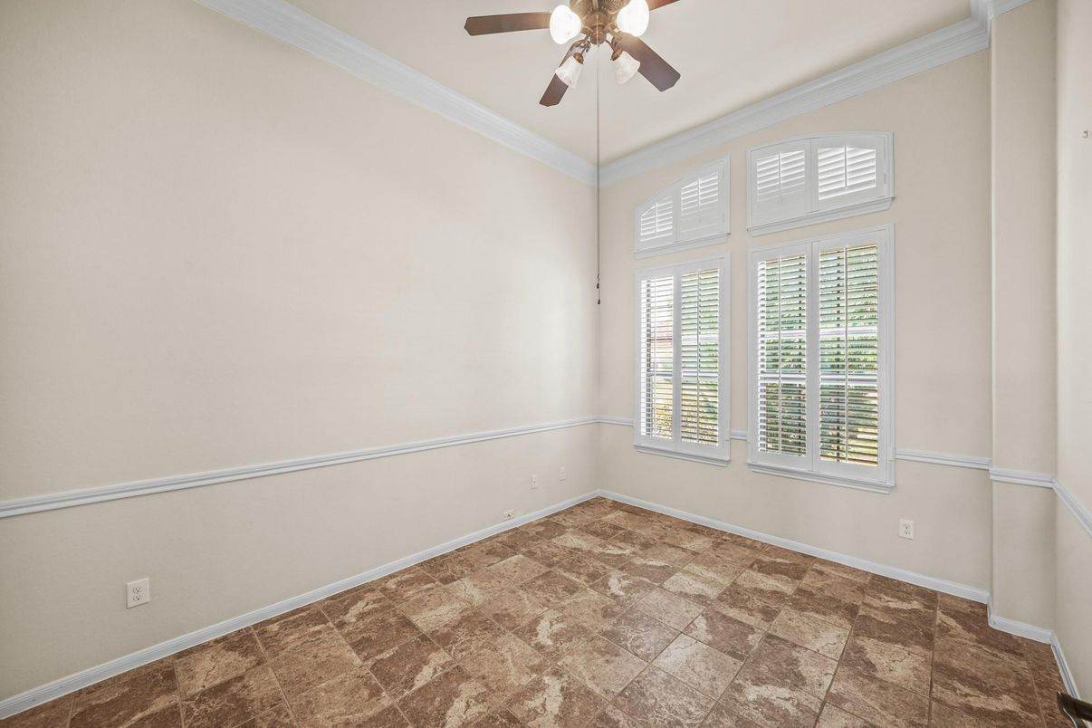 Empty room, Interior