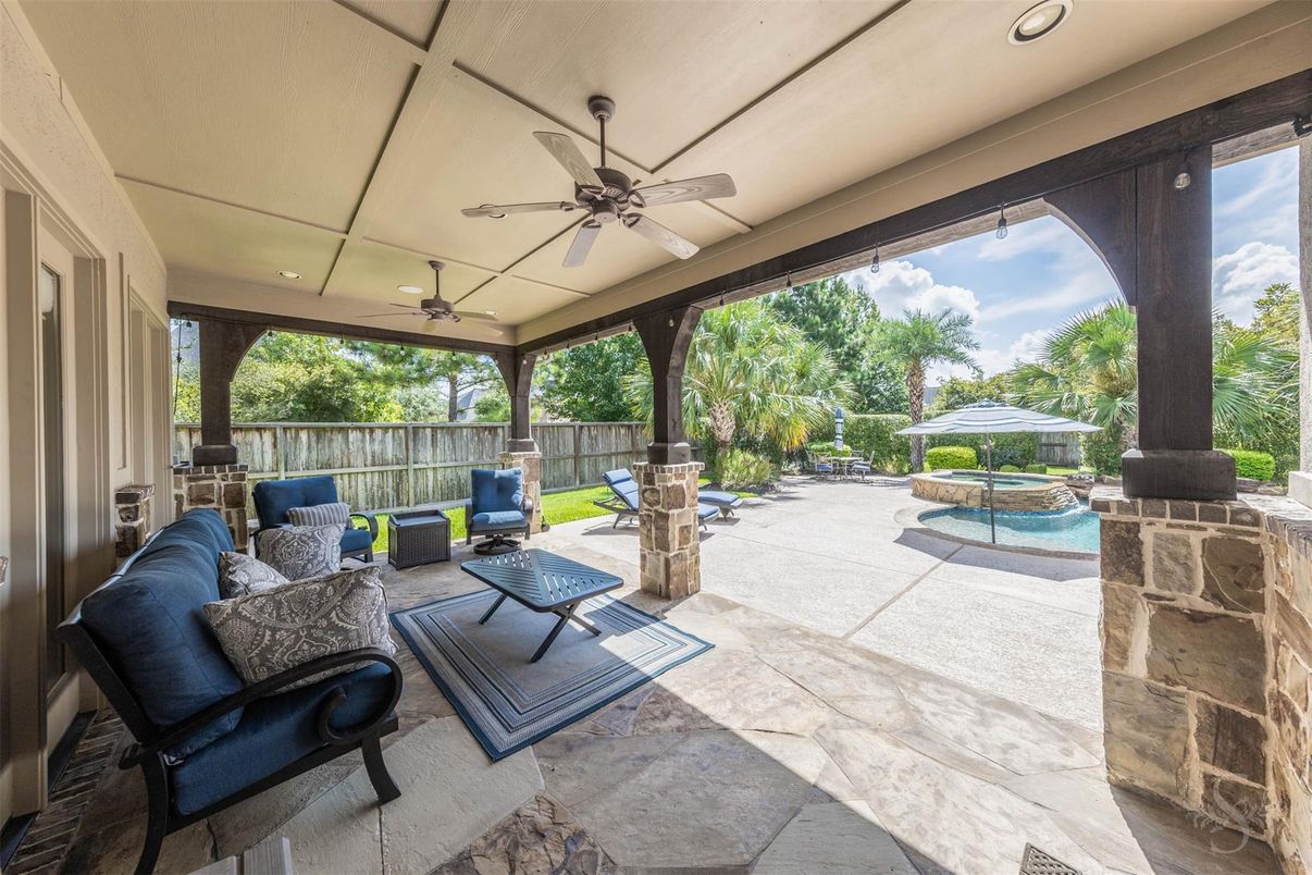 Exterior, Outdoor Kitchen, Pool