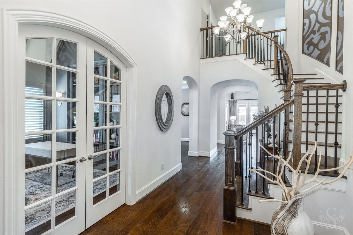 Chandelier, Interior, Wood Texture Flooring