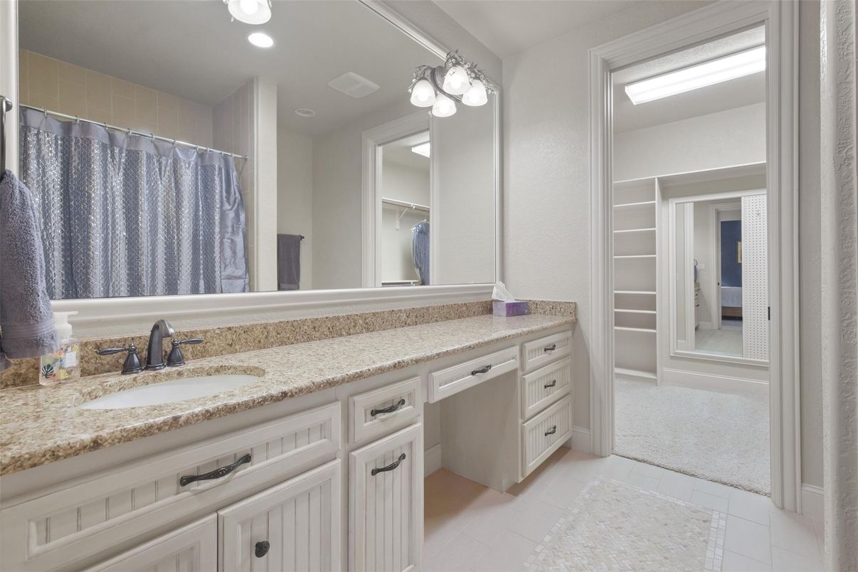 Bathroom, Dual Sink Vanities, Interior, Recessed Lighting