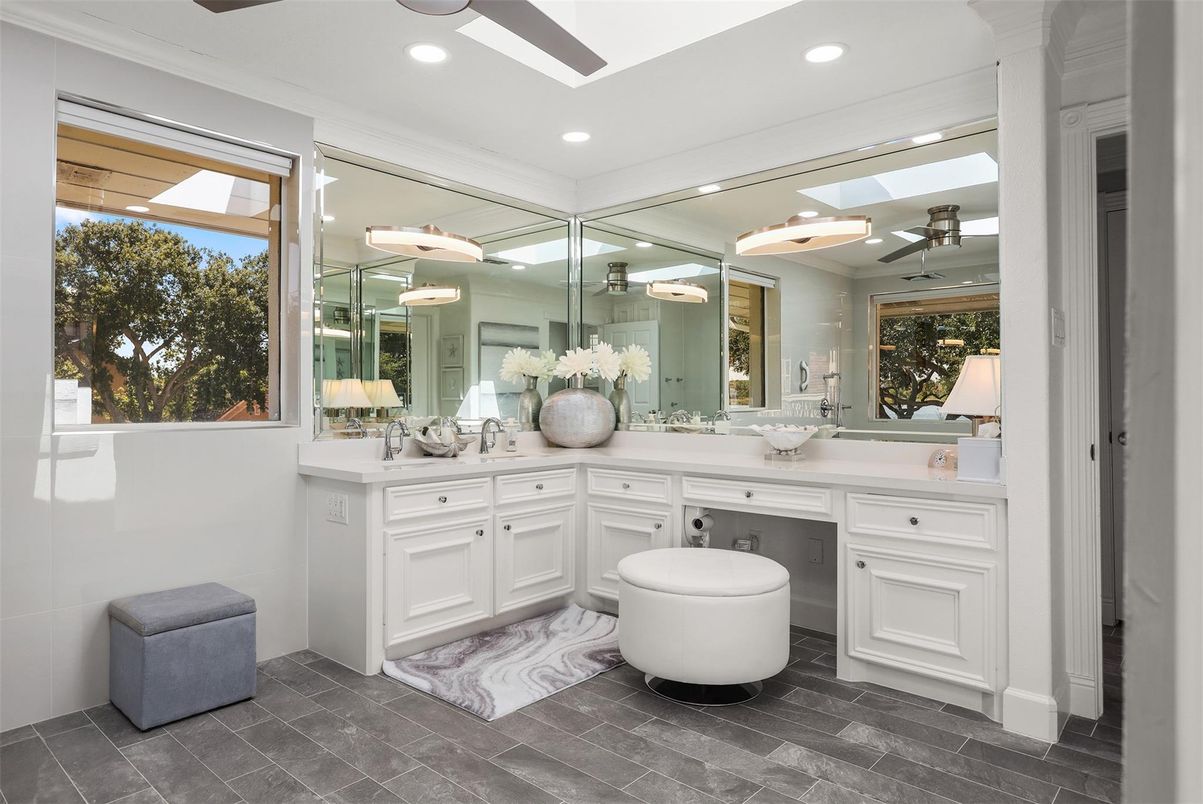 Bathroom, Interior, Recessed Lighting, Wood Texture Flooring