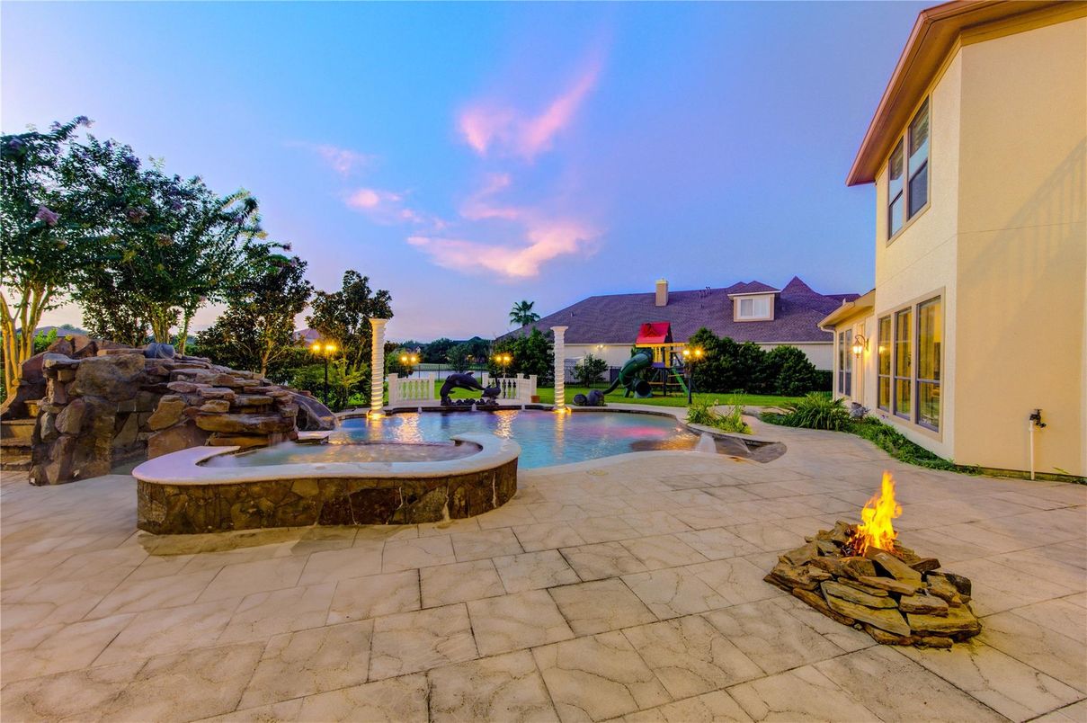 Exterior, Playground, Pool