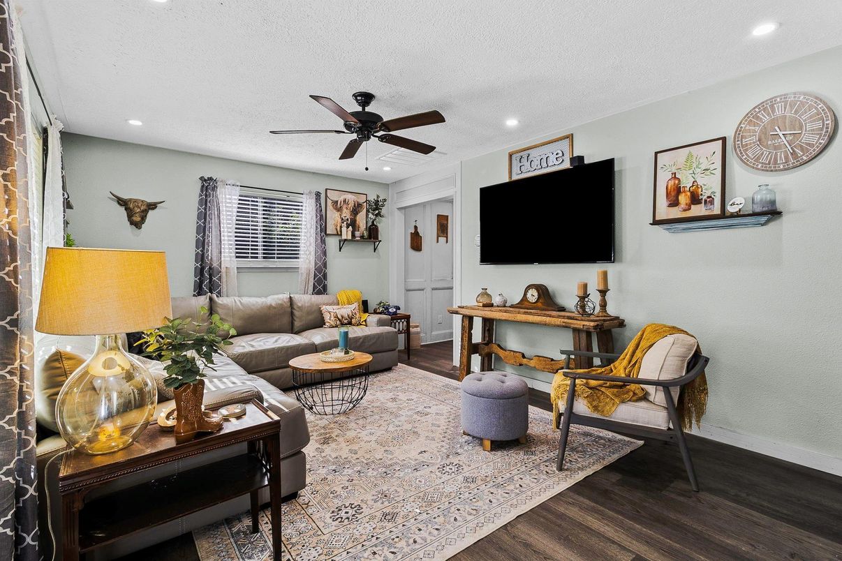 Interior, Living room, Recessed Lighting, Wood Texture Flooring