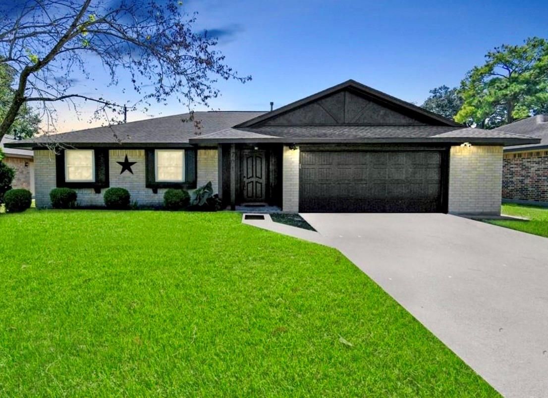 Attached, Exterior, Facade, Brick Facade, Ranch