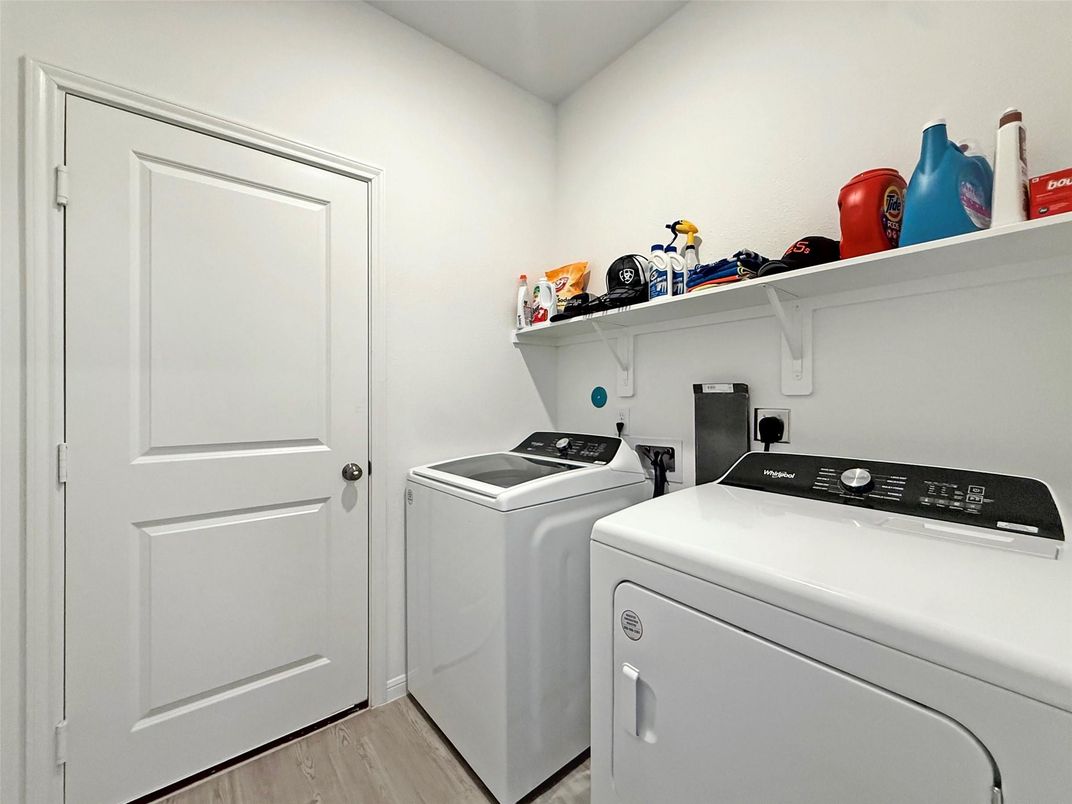 Interior, Washer, Wood Texture Flooring