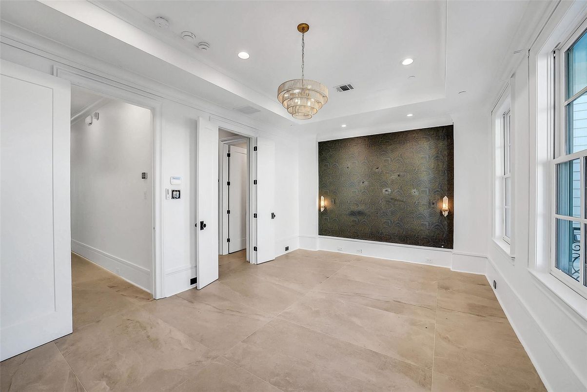 Chandelier, Elevator, Empty room, Interior, Pendant Lights, Recessed Lighting