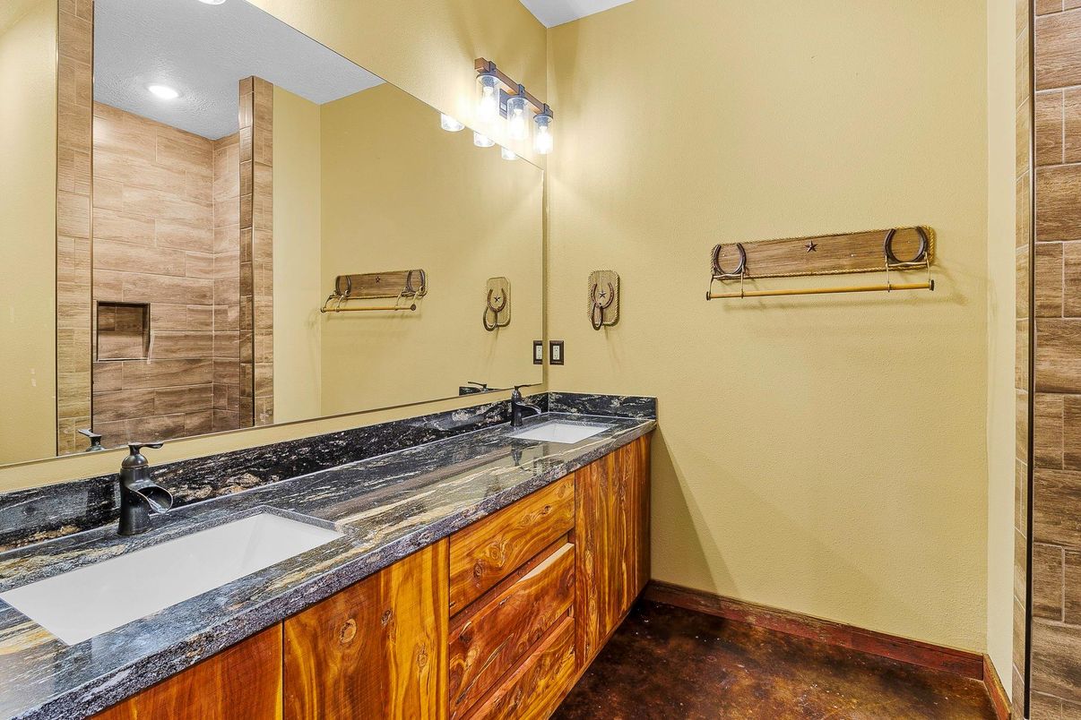 Bathroom, Dual Sink Vanities, Interior, Recessed Lighting