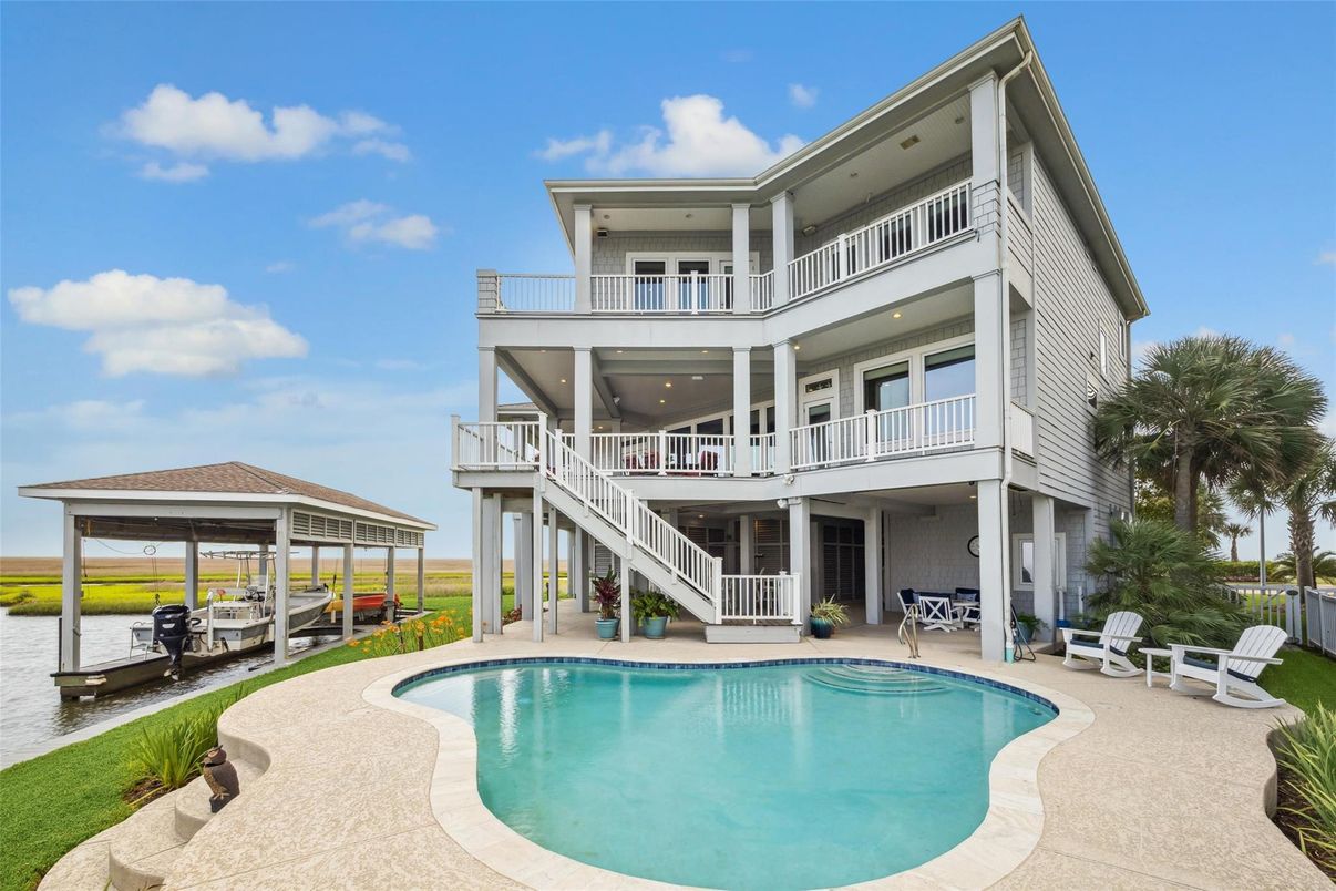 Exterior, Pool, Water