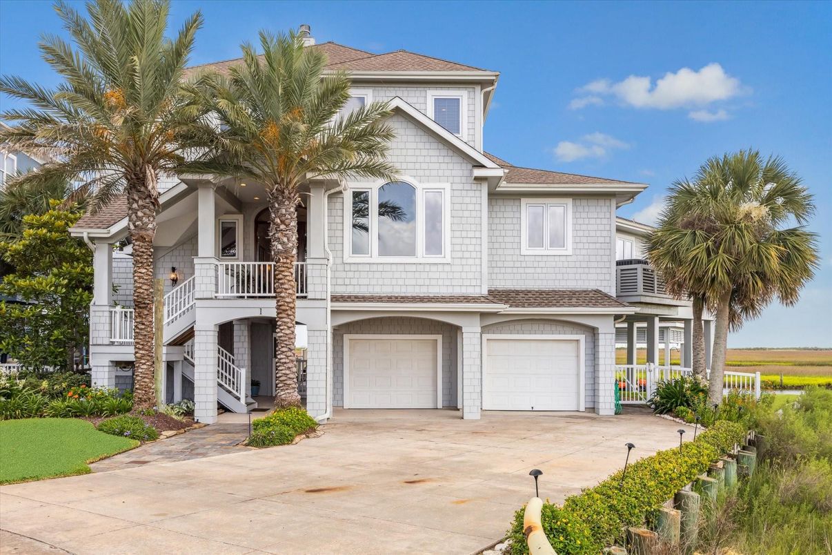 Attached, Exterior, Facade, Mediterranean