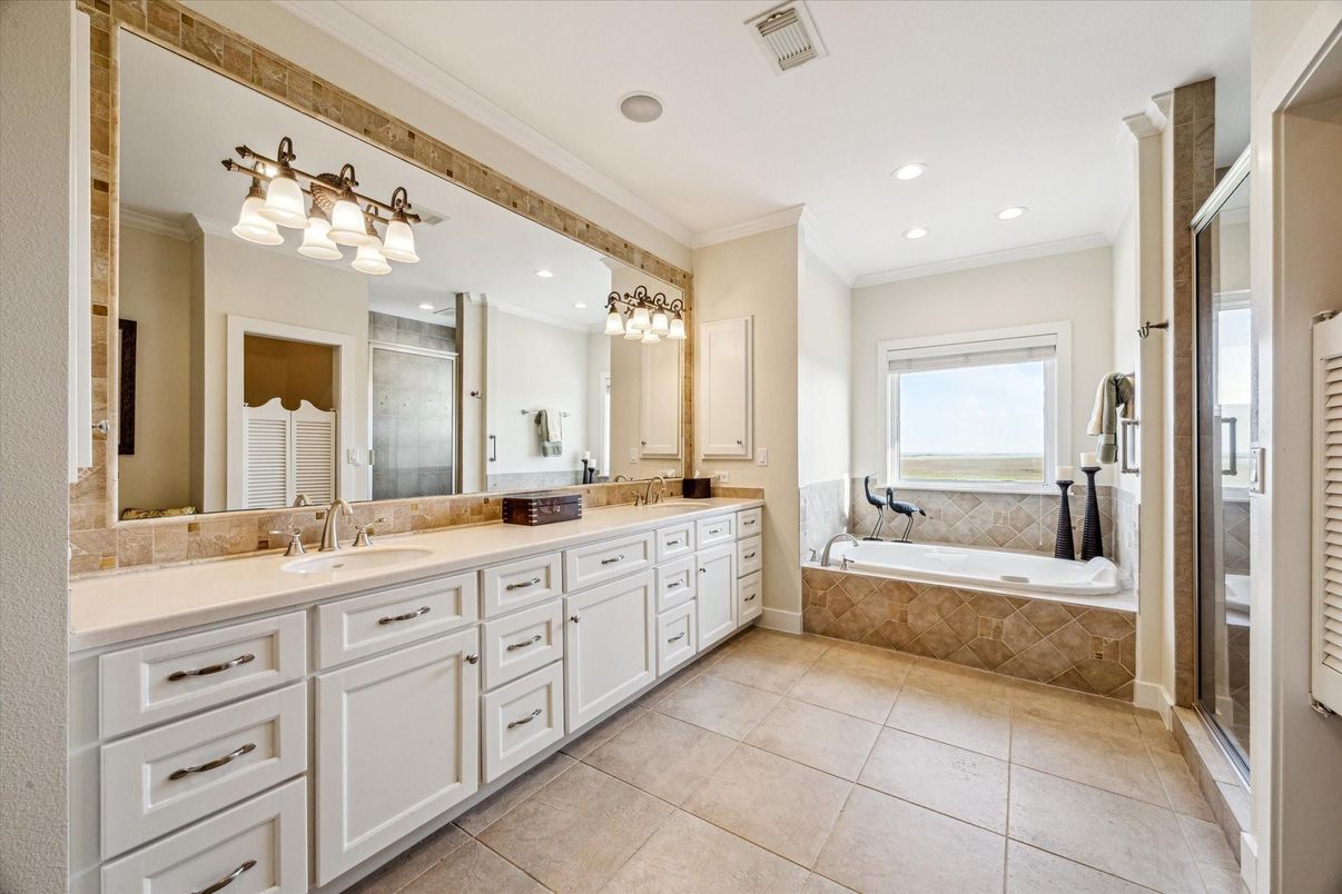 Bathroom, Dual Sink Vanities, Interior, Recessed Lighting