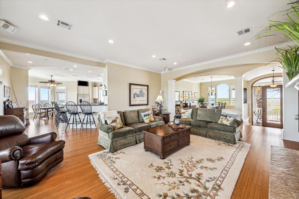 Chandelier, Dining room, Interior, Living room, Pendant Lights, Recessed Lighting, Wood Texture Flooring