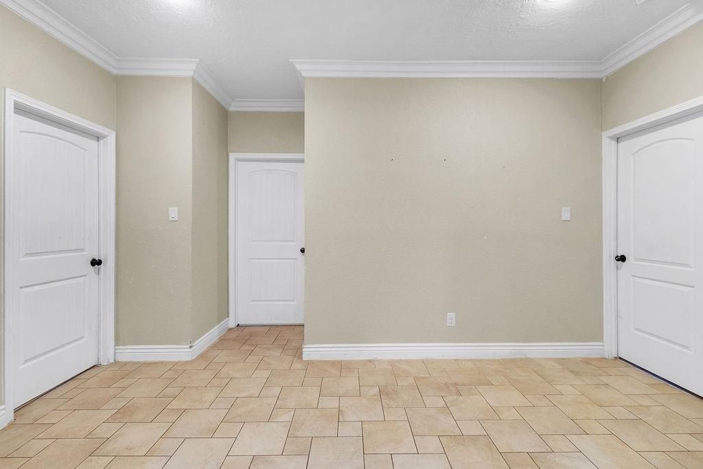 Empty room, Interior