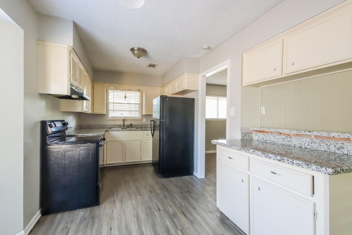 Interior, Kitchen, Washer, Wood Texture Flooring