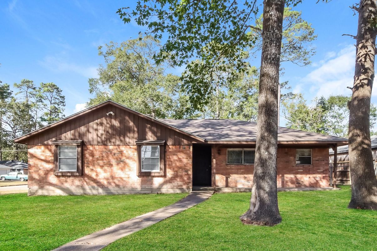 Exterior, Facade, Brick Facade, Ranch