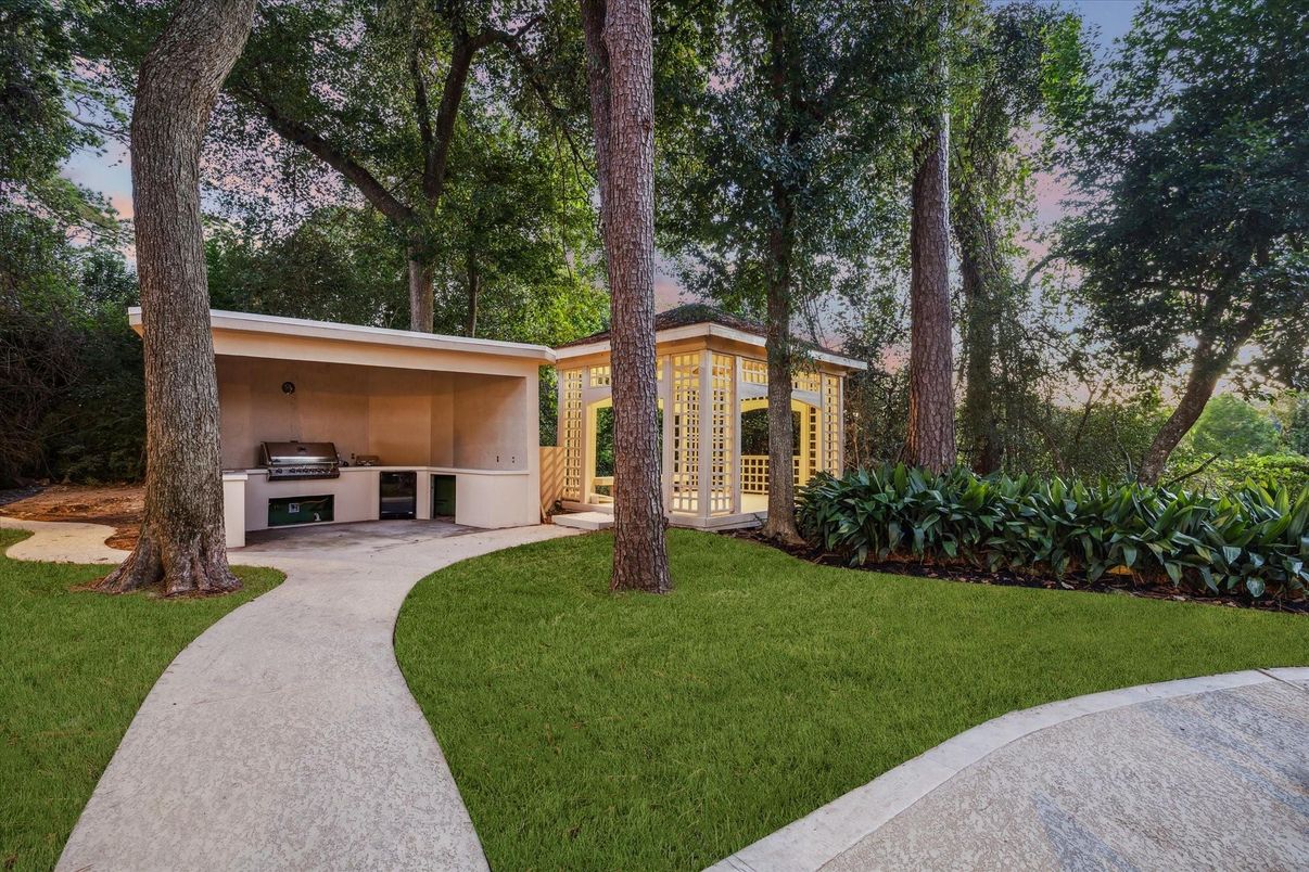 Backyard, Exterior, Outdoor Kitchen