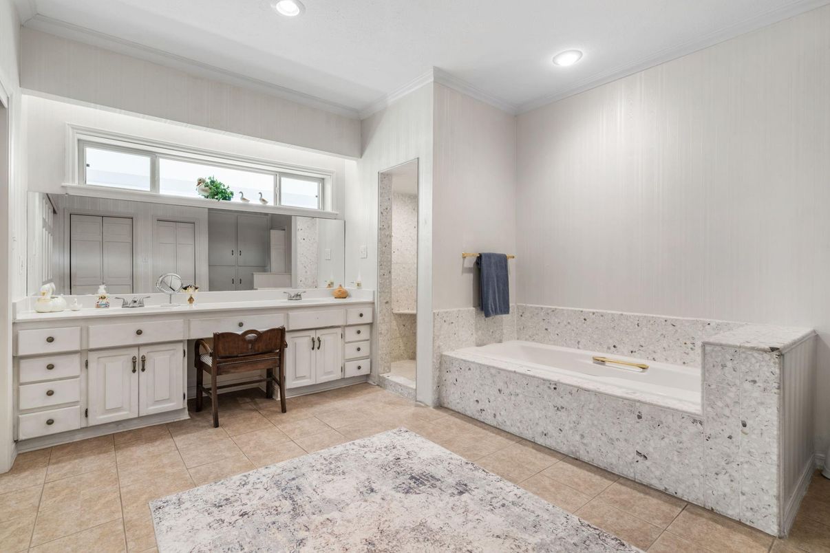Bathroom, Dual Sink Vanities, Interior, Recessed Lighting