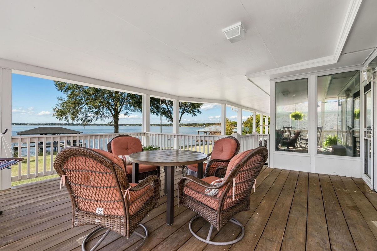 Interior, Sun Room, Water, Wood Texture Flooring