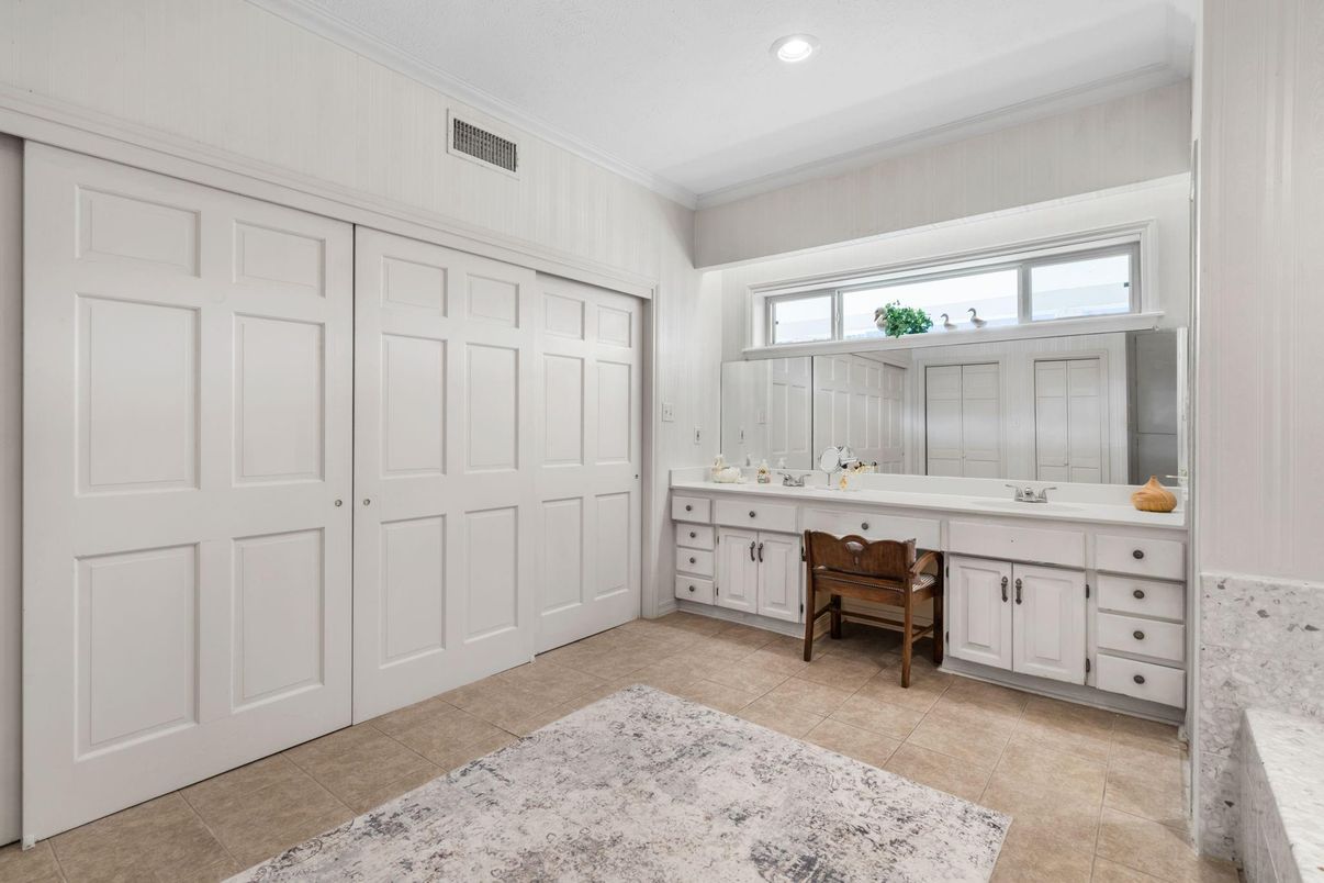 Bathroom, Dual Sink Vanities, Interior, Recessed Lighting