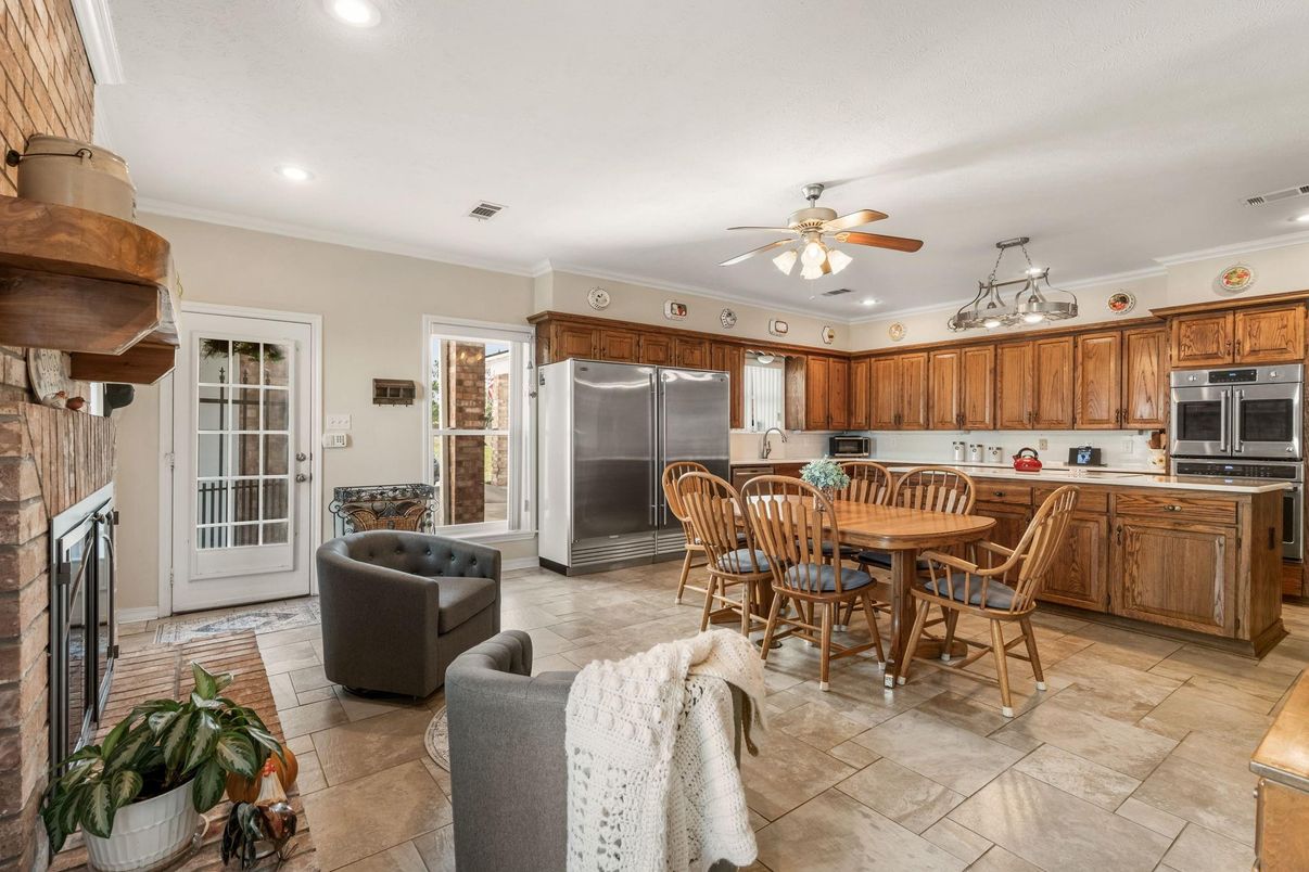 Dining room, Interior, Kitchen, Recessed Lighting, Stainless Steel Appliances