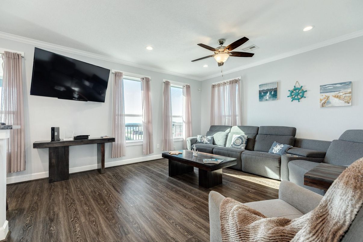 Interior, Living room, Recessed Lighting, Wood Texture Flooring