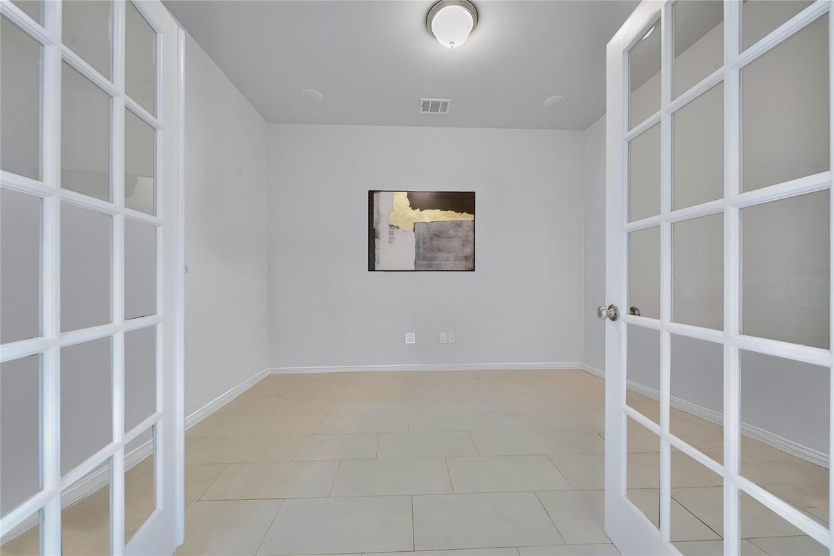 Empty room, Interior