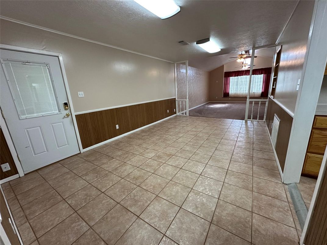 Empty room, Interior