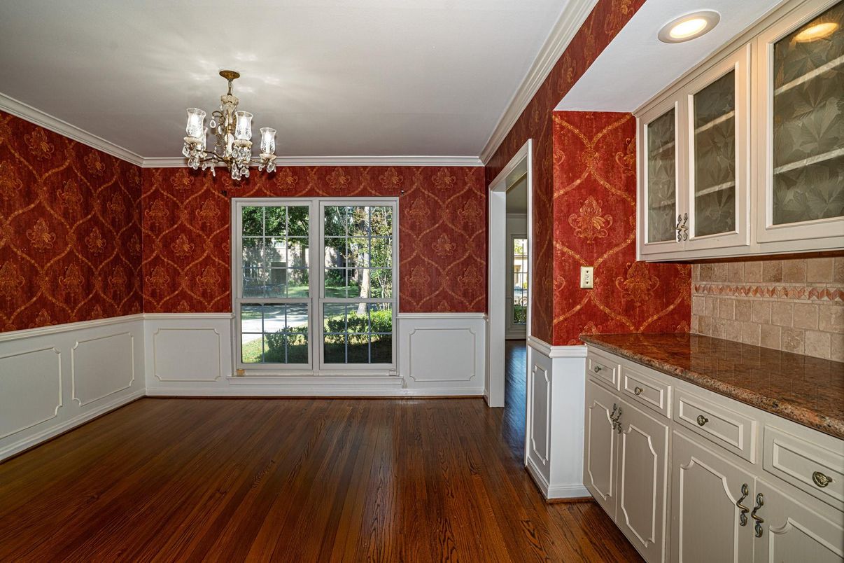 Chandelier, Empty room, Interior, Recessed Lighting, Wood Texture Flooring