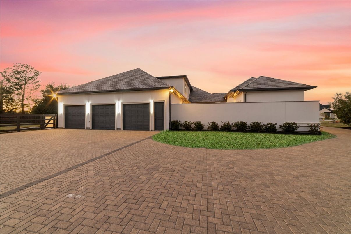 Attached, Exterior, Facade, Ranch