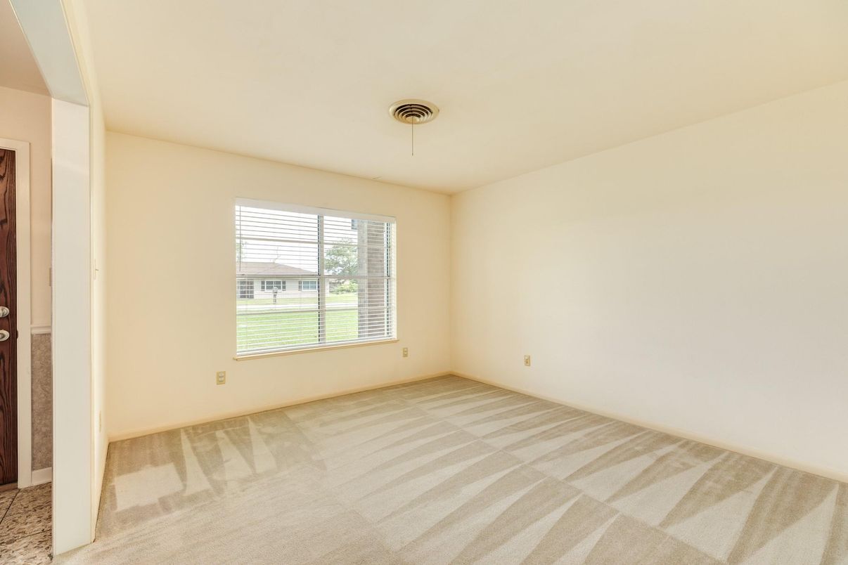 Empty room, Interior