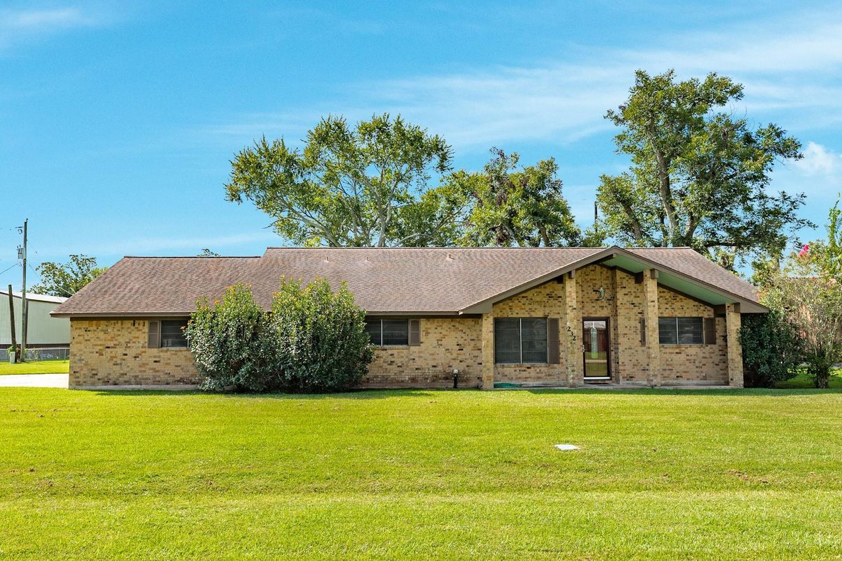 Backyard, Exterior, Facade, Brick Facade, Ranch